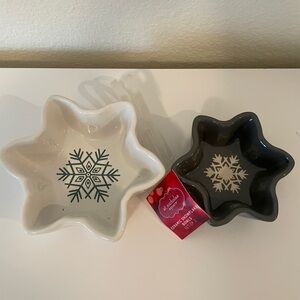 St. Nicholas Square Pair of ceramic snowflake shaped green and white dishes
